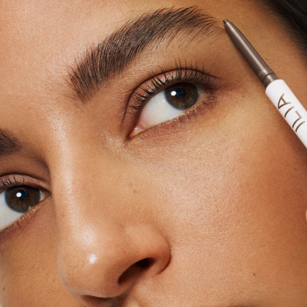 ILIA Beauty | In Full Micro-Tip Brow Pencil - Naturelle.fi