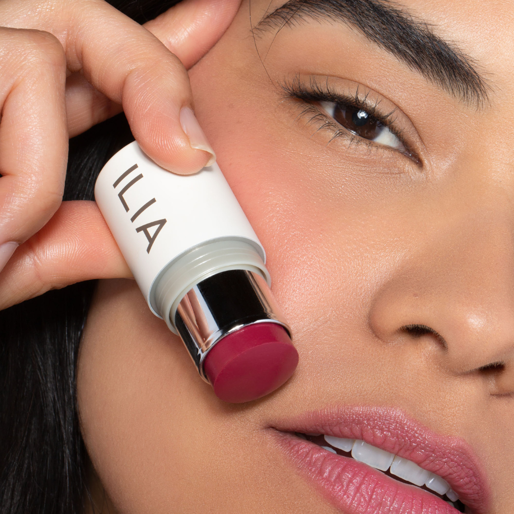 ILIA Beauty | Multi Stick Poski- ja huulipunapuikko - Naturelle.fi