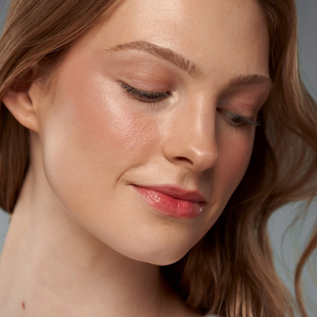 ReDimension Daily Glow -highlighterin luonnollisen heleä lopputulos iholla